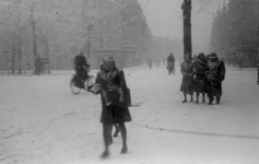 221100 Afbeelding van enkele voetgangers op de Maliebaan te Utrecht, tijdens een zware sneeuwbui; op de achtergrond de ...